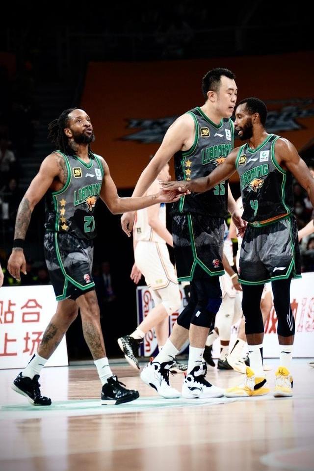 北京男篮对阵大连队，全队备战意志坚定(北京男篮对阵大连队,全队备战意志坚定不移)