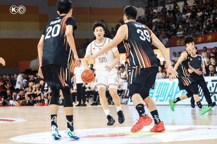 关于大学退役！管子煜30+7率北大夺冠将加盟广州打CBA曾获星锐赛MVP的信息