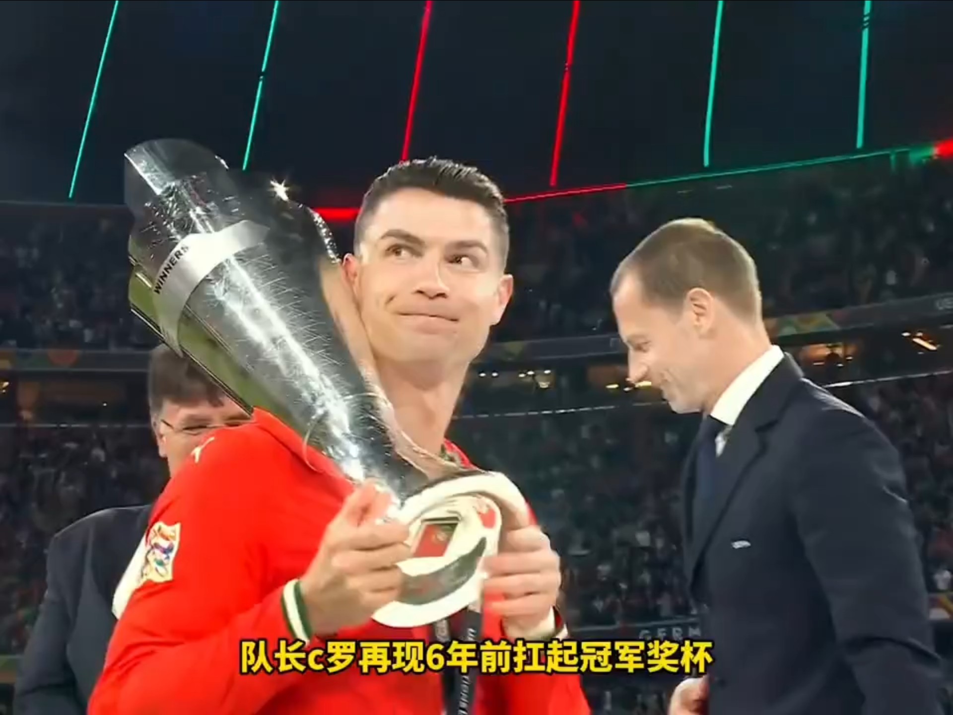 星空体育-C罗晒高举欧国联奖杯的照片，配文：冠军是我们的的简单介绍